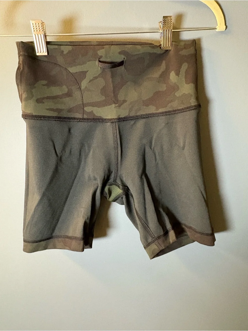 Lululemon High-Waist Camo Women’s Bike Shorts - Picture 4 of 5